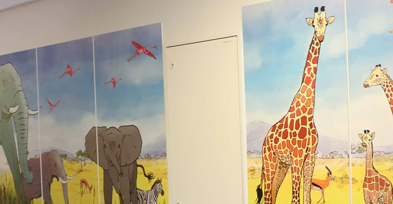 Une fresque murale décorée d'animaux de la savane pour les enfants hospitalisés.