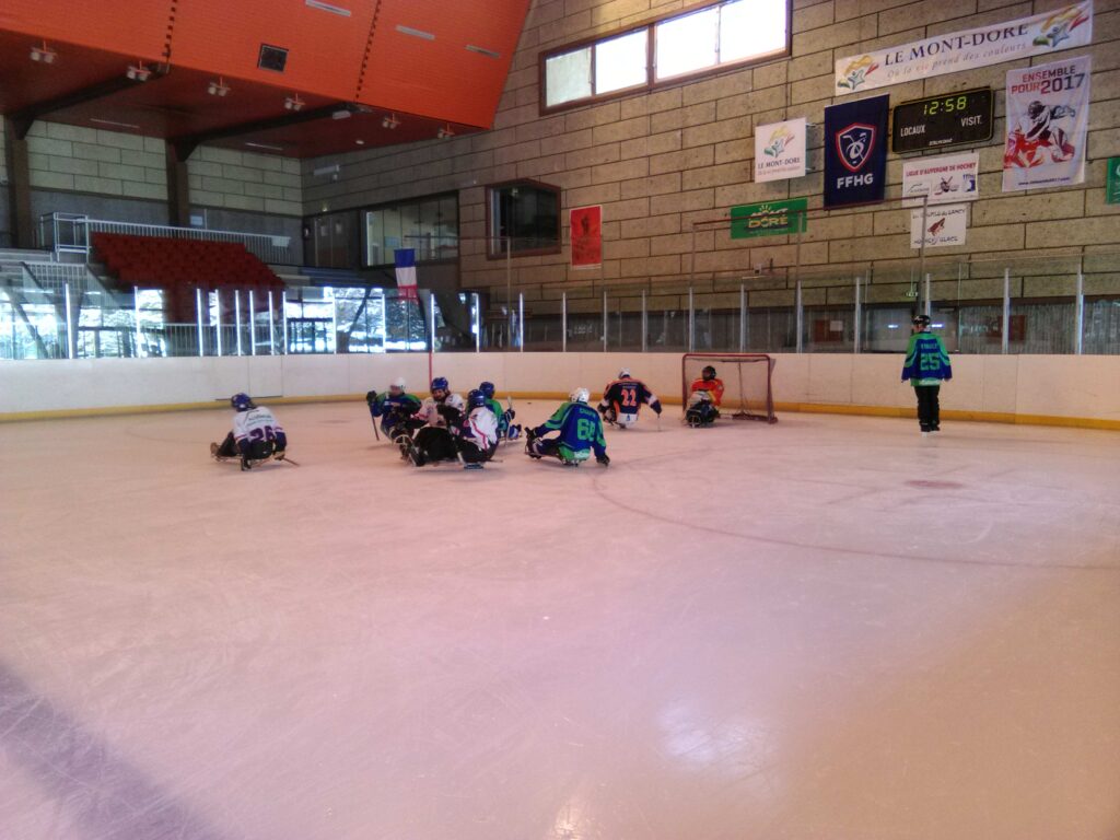 Des jeunes handicapés à la patinoire pour faire du hockey-luge.