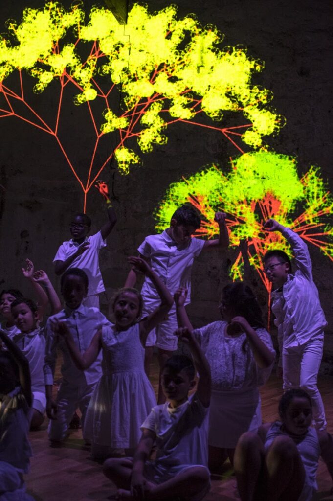 Une chorégraphie avec danse et lumière faite par des enfants