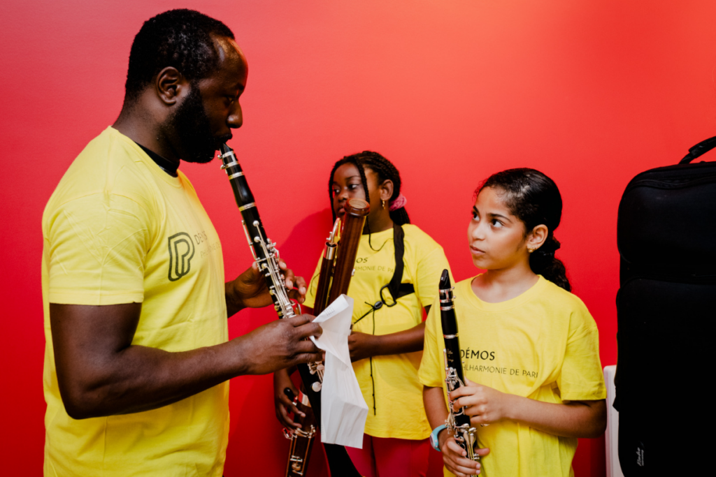 Des enfants apprennent la clarinette.
