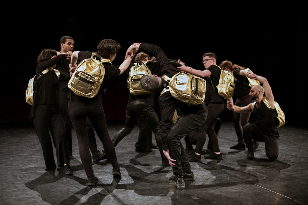 Un groupe d'enfants autistes qui dansent et réalisent un véritable spectacle tous ensemble.