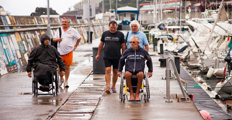 Des personnes avec un handicap moteur sur un ponton, prêts à naviguer