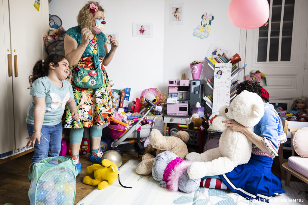 Deux clowns sont au domicile d'une fille fille qui est soignée chez elle. Ils jouent tous ensemble