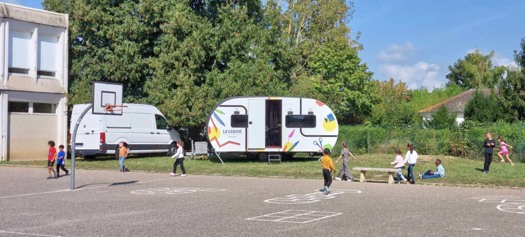 la cabane caravane au sein d'une aire de jeux pour enfants